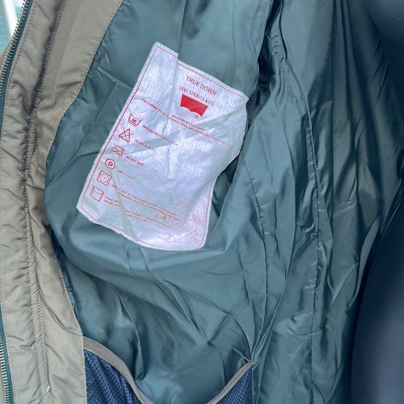 Levi’s Puffer Snow Jacket in Khaki Brown with Detachable Hood & Pockets - Picture 10 of 11